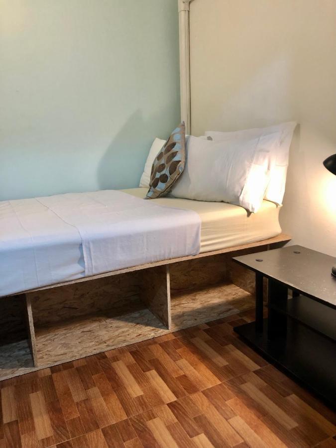Miku Guesthouse Bangkok Buitenkant foto
