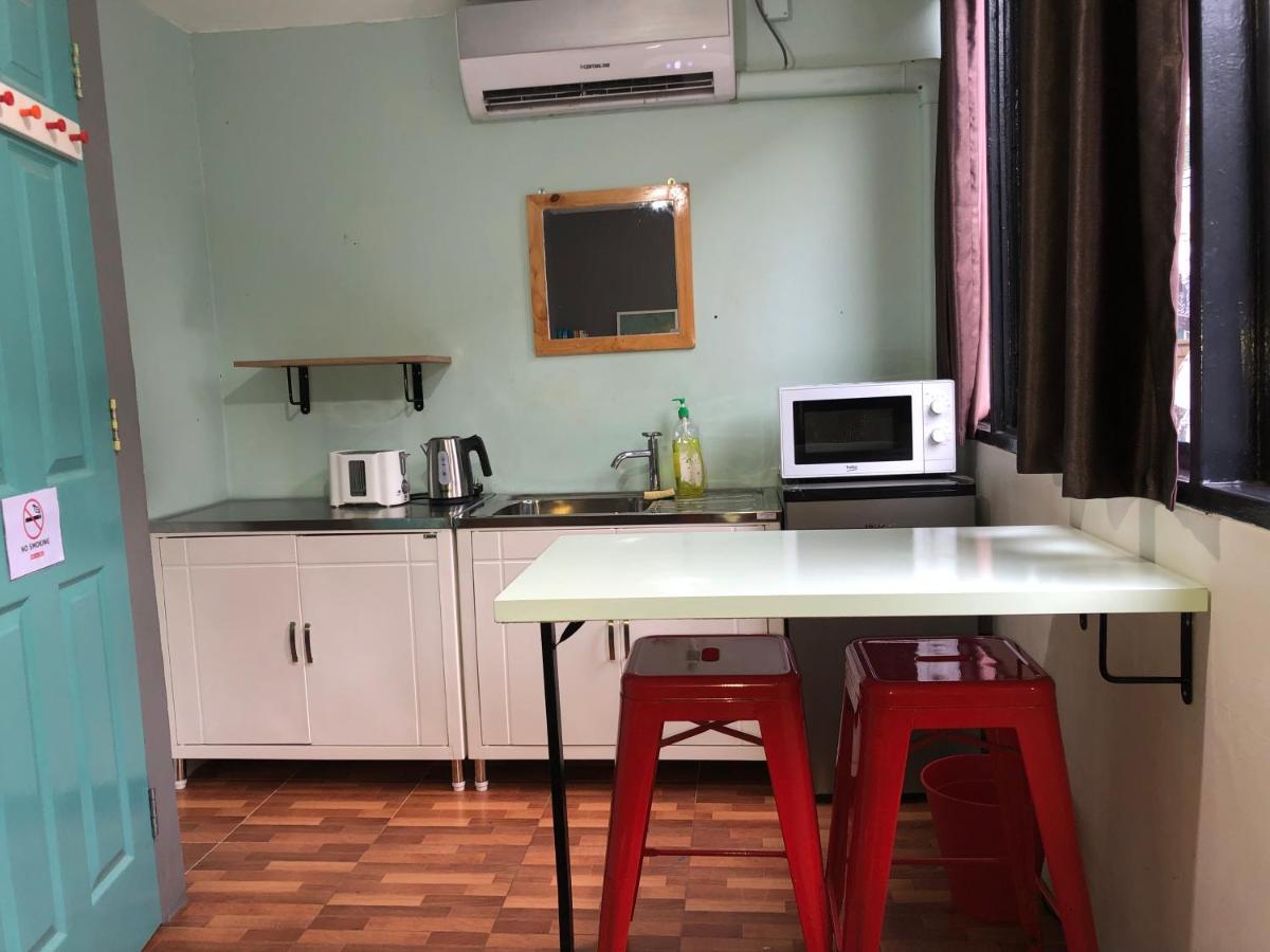 Miku Guesthouse Bangkok Buitenkant foto