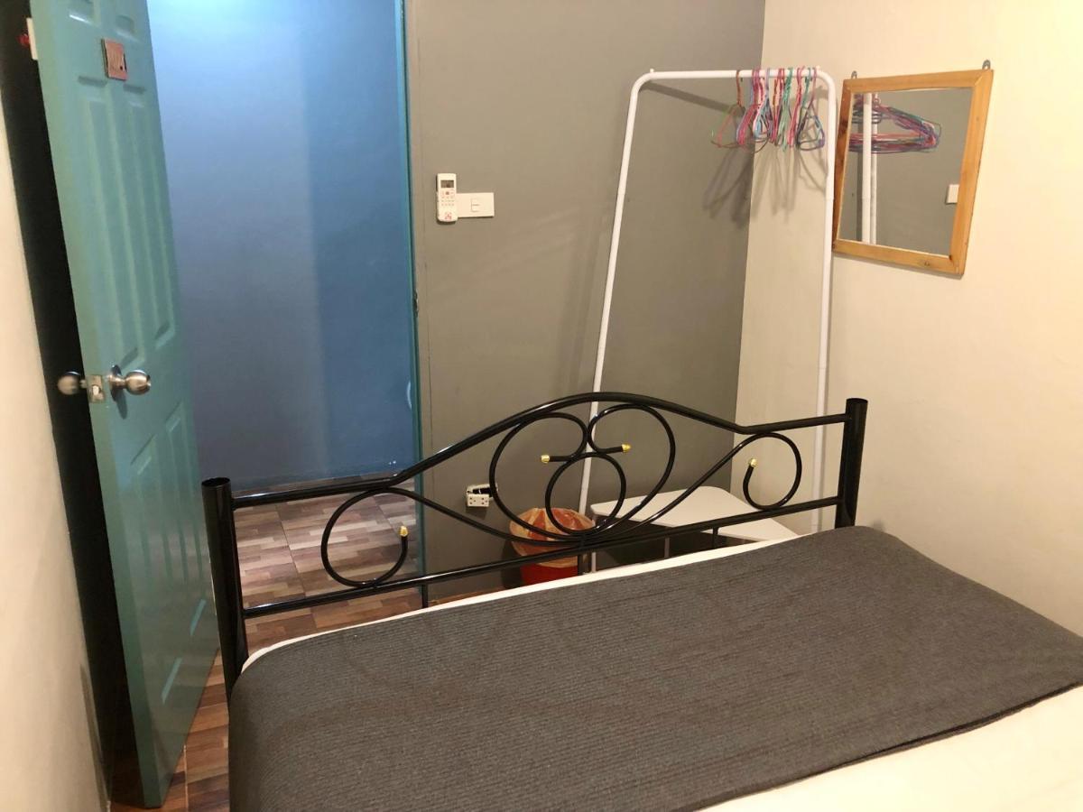 Miku Guesthouse Bangkok Buitenkant foto