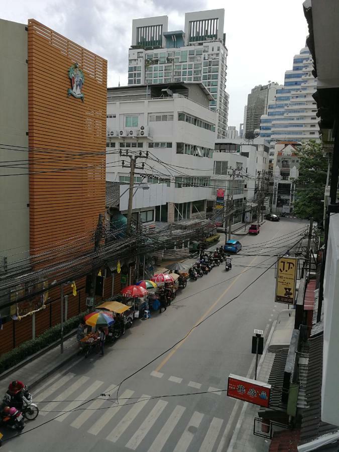 Miku Guesthouse Bangkok Buitenkant foto
