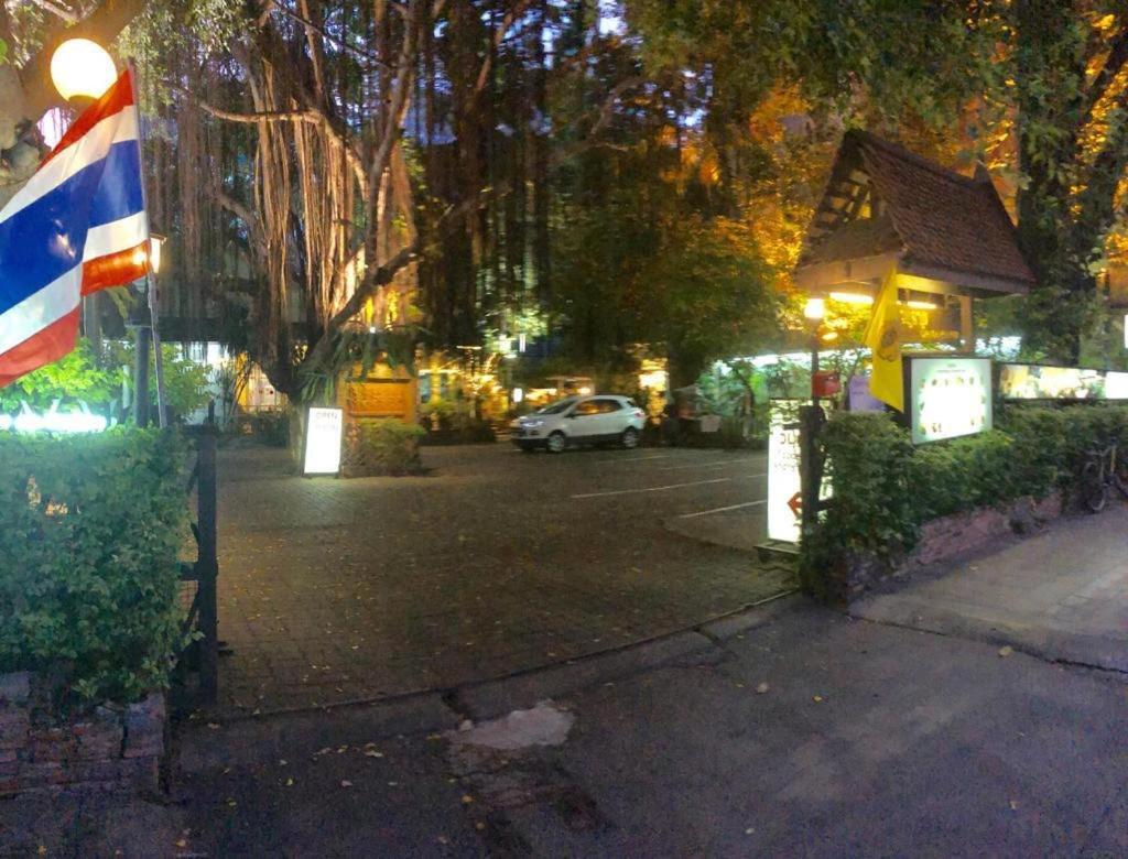 Miku Guesthouse Bangkok Buitenkant foto
