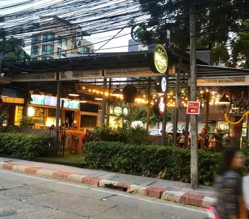 Miku Guesthouse Bangkok Buitenkant foto